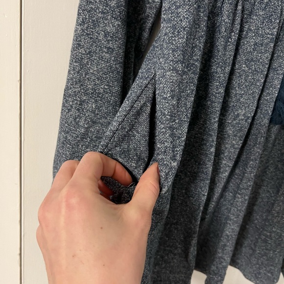 Hooded sweater with pockets - Picture 2 of 3